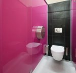 toaleta z fioletowymi ścianami